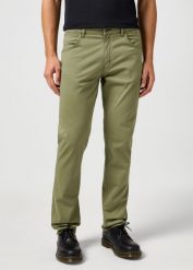 MESKIE SPODNIE WRANGLER GREENSBORO DUSTY OLIVE 112362347. Zielone spodnie na co dzień męskie Wrangler, bez wzorów, z materiału. Za 219.99 zł.