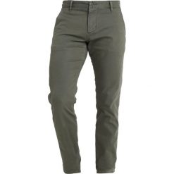 DOCKERS ALPHA CASUAL WASHED Spodnie materiałowe deep depths. Spodnie na co dzień męskie marki DOCKERS. Za 399.00 zł.