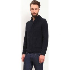 SWETER DŁUGI RĘKAW MĘSKI Z GUZIKIEM, Z ZAMKIEM. Niebieskie swetry męskie TOP SECRET, bez wzorów, z dzianiny, eleganckie, bez kołnierzyka, bez ramiączek. W wyprzedaży za 59.99 zł.