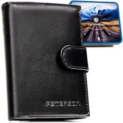 Elegancki portfel męski ze skóry naturalnej w czarnym kolorze zamykany zatrzaskiem, w zestawie z brelokiem - Peterson. Czarne portfele męskie Peterson, bez wzorów, ze skóry. Za 99.99 zł.