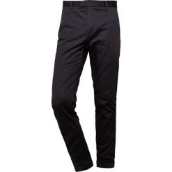 Filippa K LIAM SHARP Chinosy black. Czarne eleganckie spodnie męskie Filippa K, z bawełny. W wyprzedaży za 501.75 zł.