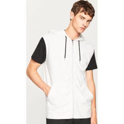 Bluza z krótkim rękawem - Jasny szar. Szare bluzy nierozpinane męskie Reserved, z krótkim rękawem. W wyprzedaży za 39.99 zł.