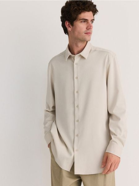 Koszula comfort z wiskozą - beżowy. Brązowe koszule męskie Reserved, l, bez wzorów, z tkaniny, bez kołnierzyka, bez ramiączek. W wyprzedaży za 59.99 zł.