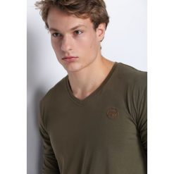 Ciemnozielona Koszulka Nights Away. Koszulki męskie z długim rękawem Born2be. Za 34.99 zł.