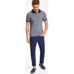 T-SHIRT MĘSKI POLO ZE STRUKTURALNEJ DZIANINY. Koszulki polo męskie marki TOP SECRET. W wyprzedaży za 29.99 zł.