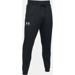Under Armour Spodnie męskie SPORTSTLE JOGGER czarne r. S (1290261-001). Czarne spodnie dresowe męskie Under Armour. Za 206.00 zł.