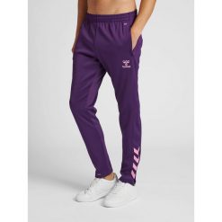 Poliestrowy strój do joggingu Hummel Core XK. Czerwone szorty sportowe męskie HUMMEL, bez wzorów, sportowe. Za 203.50 zł.