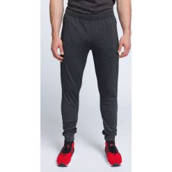 Spodnie treningowe męskie SPMTR002 - ciemny szary melanż. Długie spodnie sportowe męskie marki 4f. W wyprzedaży za 149.99 zł.