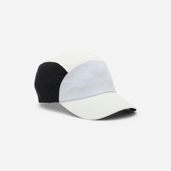 Czapka z daszkiem fitness. Białe czapki męskie DOMYOS, bez wzorów, z elastanu, sportowe. Za 39.99 zł.