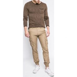 Produkt by Jack & Jones - Spodnie. Zielone spodnie na co dzień męskie PRODUKT by Jack & Jones, bez wzorów, z bawełny, casualowe. W wyprzedaży za 89.90 zł.