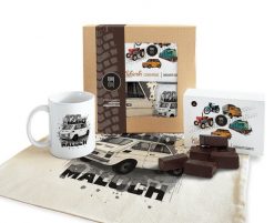 Mały Fiat — paczka (Zawartość paczki: koszulka, torba, kubek, słodycze; Rozmiar koszulki / bluzy: 4XL (męska); Kolor koszulki / bluzy: jasnoszary mela. Szare bluzy nierozpinane męskie nikiniki, m, bez wzorów, z bawełny, bez ramiączek, bez kaptura. Za 169.00 zł.