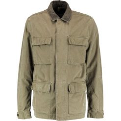 AllSaints DYERS Kurtka wiosenna khaki green. Zielone kurtki męskie AllSaints, z bawełny. W wyprzedaży za 479.60 zł.