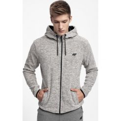 Polar męski PLM302 - chłodny jasny szary melanż. Bluzy z polaru męskie marki 4f. W wyprzedaży za 59.99 zł.
