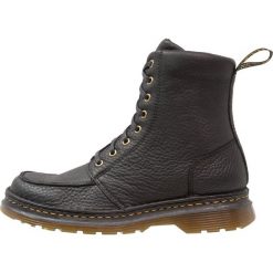 Dr. Martens LOMBARDO 8 EYE MOC TOE BOOT Botki sznurowane black. Buty zimowe męskie marki Dr. Martens. W wyprzedaży za 500.65 zł.