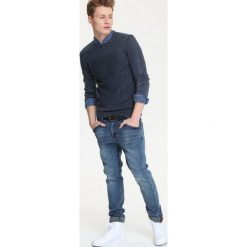SWETER DŁUGI RĘKAW MĘSKI. Swetry męskie TOP SECRET. W wyprzedaży za 49.99 zł.