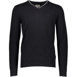 Sweter w kolorze czarnym. Czarne swetry męskie Wrangler, bez wzorów, z bawełny, bez kołnierzyka, bez ramiączek. W wyprzedaży za 109.95 zł.