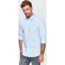 KOSZULA MĘSKA O REGULARNYM KROJU Z NADRUKIEM. Koszule męskie TOP SECRET. W wyprzedaży za 39.99 zł.
