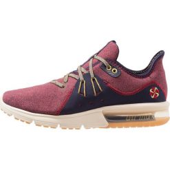 Nike Performance AIR MAX SEQUENT 3 PREMIUM VARSITY Obuwie do biegania treningowe red crush/wheat gold/blackened blue/light cream/university red. Buty do biegania męskie marki New Balance. Za 459.00 zł.