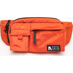 Saszetka typu nerka z kieszeniami - Czerwony. Saszetki męskie marki Cropp. Za 59.99 zł.