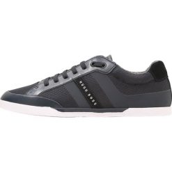 BOSS ATHLEISURE SHUTTLE TENN TECH Sneakersy niskie dark blue. Niebieskie buty sportowe na co dzień męskie BOSS ATHLEISURE, z materiału. W wyprzedaży za 503.20 zł.