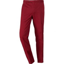 Hackett London CORE KENSINGTON Chinosy port. Czerwone eleganckie spodnie męskie Hackett London, z bawełny. Za 589.00 zł.