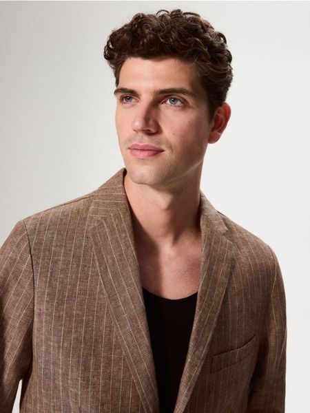 Lniana marynarka regular fit - brązowy. Brązowe marynarki męskie Reserved, l, bez wzorów. W wyprzedaży za 159.99 zł.