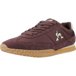 Buty LE COQ SPORTIF VELOCE Bordeaux. Czerwone buty trekkingowe męskie le coq sportif, bez wzorów, z tkaniny, bez zapięcia, trekkingowe. Za 204.99 zł.