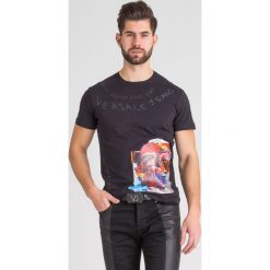 T-SHIRT VERSACE JEANS. Czarne t-shirty męskie Versace Jeans, l, bez wzorów, z bawełny, bez kołnierzyka, bez ramiączek. Za 363.30 zł.