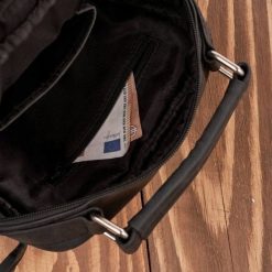 Paolo Peruzzi Saszetka męska na ramię skórzana vintage do pracy praktyczna czarna T-128-HBL. Czarne saszetki męskie Paolo Peruzzi, bez wzorów. Za 324.98 zł.