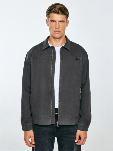 Kurtka męska z kołnierzem czarna Braydon 906. Czarne kurtki męskie Big Star, l, z aplikacjami, z bawełny, retro, bez ramiączek, bez kaptura. W wyprzedaży za 229.99 zł.