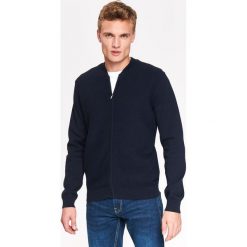KARDIGAN MĘSKI TYPU BOMBER Z GRUBEJ DZIANINY W PRĄŻEK. Kardigany męskie marki TOP SECRET. W wyprzedaży za 59.99 zł.