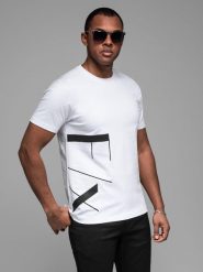 Koszulka męska z bawełnianego jerseyu z dużym bocznym napisem – biała V2 - Rozmiar: XL. Białe t-shirty męskie Ombre Clothing, m, z aplikacjami, z bawełny, bez kołnierzyka, bez ramiączek. W wyprzedaży za 49.99 zł.