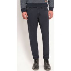 SPODNIE DŁUGIE MĘSKIE ZWĘŻANE, CHINOSY, KLASYCZNE. Eleganckie spodnie męskie marki TOP SECRET. W wyprzedaży za 39.99 zł.