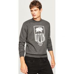 Sportowa bluza z nadrukiem - Szary. Bluzy bez kaptura męskie marki Reserved. W wyprzedaży za 49.99 zł.