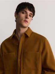 Koszula regular fit - bursztynowy. Pomarańczowe koszule męskie Reserved, l, bez wzorów, z dzianiny, bez kołnierzyka, bez ramiączek. W wyprzedaży za 59.99 zł.