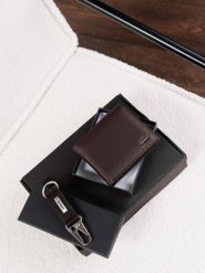 Prezentowy zestaw męskich skórzanych akcesoriów w kolorze brązowym – portfel i brelok –. Brązowe portfele męskie Ombre Clothing, bez wzorów, z materiału. W wyprzedaży za 157.49 zł.