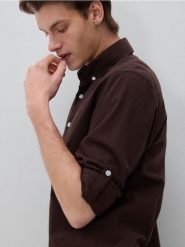 Bawełniana koszula slim fit - ciemnobrązowy. Brązowe koszule męskie Reserved, l, bez wzorów, z bawełny, bez kołnierzyka, bez ramiączek. Za 119.99 zł.
