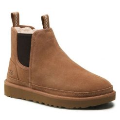 Sztyblety Ugg. Brązowe sztyblety męskie UGG, bez obcasa, bez zapięcia. Za 729.99 zł.