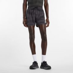 Spodenki męskie New Balance MS43285BGR – czarne. Czarne szorty sportowe męskie New Balance, bez wzorów, z materiału, sportowe. Za 279.99 zł.