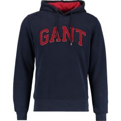 GANT EMBRODERY HOODIE Bluza z kapturem evening blue. Bluzy nierozpinane męskie marki Gant. W wyprzedaży za 377.10 zł.