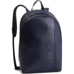 Plecak CALVIN KLEIN - Elevated Logo Round Backpack K50K503910 430. Niebieskie plecaki męskie Calvin Klein, ze skóry ekologicznej. Za 649.00 zł.