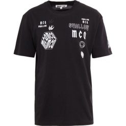 McQ Alexander McQueen DROPPED SHOULDER TEE Tshirt z nadrukiem darkest black. Czarne t-shirty męskie McQ Alexander McQueen, z nadrukiem, z bawełny. Za 529.00 zł.