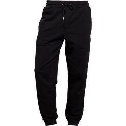 McQ Alexander McQueen DART Spodnie treningowe darkest black. Długie spodnie sportowe męskie marki McQ Alexander McQueen. W wyprzedaży za 487.60 zł.