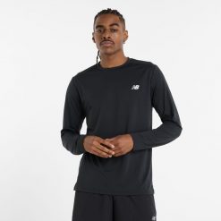 Koszulka męska New Balance MT51802BK – czarna. Czarne t-shirty sportowe męskie New Balance, l, bez wzorów, z materiału, klasyczne, bez ramiączek. Za 129.99 zł.
