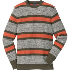 Sweter z okrągłym dekoltem w paski Regular Fit bonprix ciemnooliwkowo-ciemnopomarańczowo-biel wełny w paski. Swetry męskie marki bonprix. Za 49.99 zł.