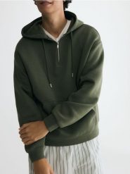 Bluza z kapturem - jasny zielony. Zielone bluzy nierozpinane męskie Reserved, l, bez wzorów, z bawełny, bez ramiączek, z kapturem. Za 139.99 zł.