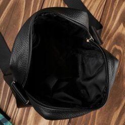 Abruzzo Saszetka męska skórzana torba męska na ramię czarna ABR-05. Czarne saszetki męskie Abruzzo, bez wzorów. Za 200.06 zł.