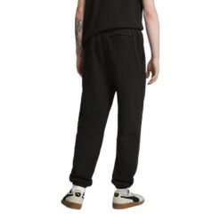 Spodnie do biegania Puma Essentials Relaxed TR CL. Czarne spodnie dresowe męskie Puma, bez wzorów, z dresówki. W wyprzedaży za 231.25 zł.