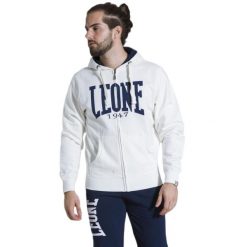 Męska zapinana na zamek bluza z kapturem Leone 1947 Apparel. Białe bluzy rozpinane męskie LEONE 1947 APPAREL, l, bez wzorów, z tkaniny, sportowe, bez ramiączek, z kapturem. W wyprzedaży za 154.80 zł.