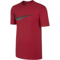 Nike Koszulka M Nsw Tee Hangtag Swoosh Red S. T-shirty sportowe męskie marki Nike. W wyprzedaży za 59.00 zł.